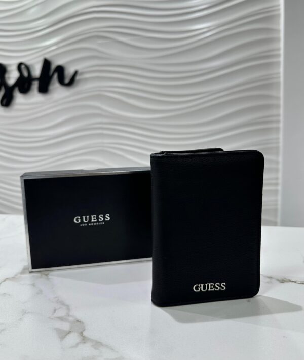 Porta pasaporte Guess