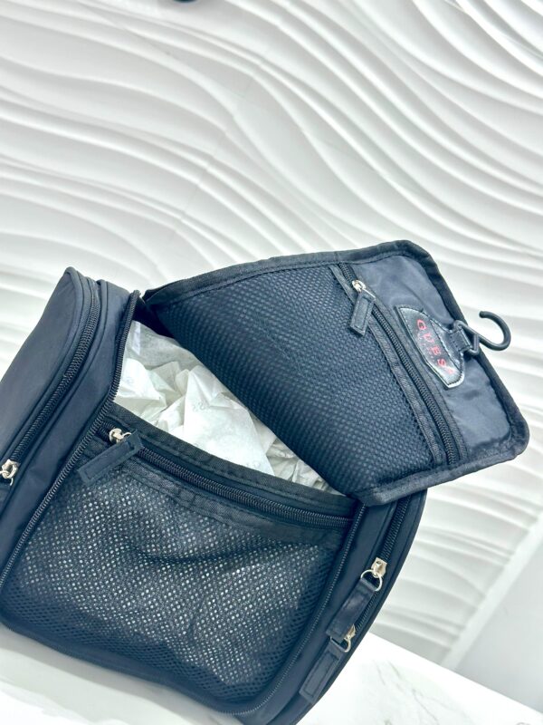 Beauty bag Guess con percha - Imagen 2