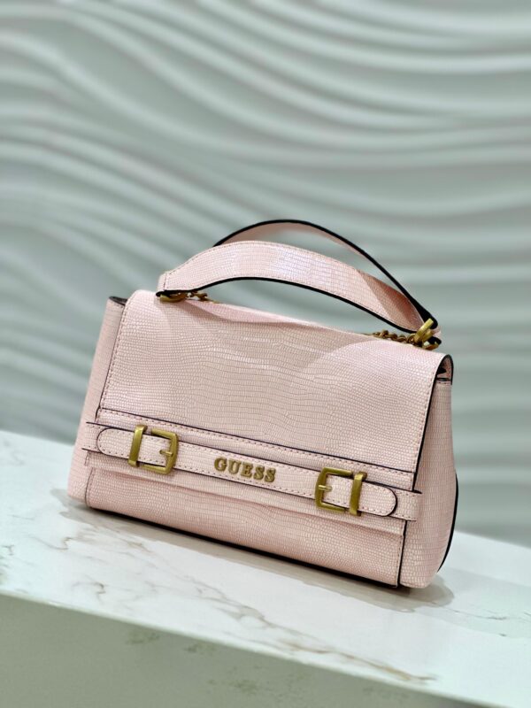 Cartera Guess simil reptil rosa con herrajes dorados
