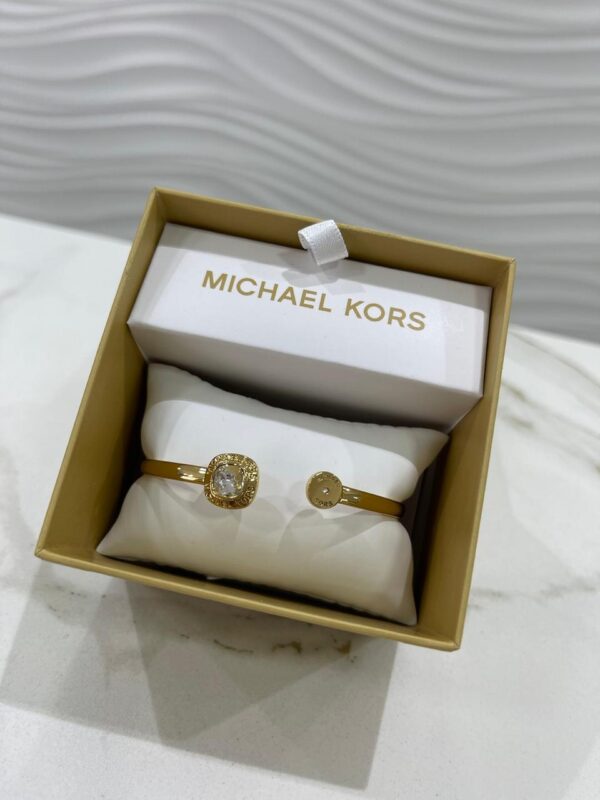 Brazalete Michael Kors abierto con piedras