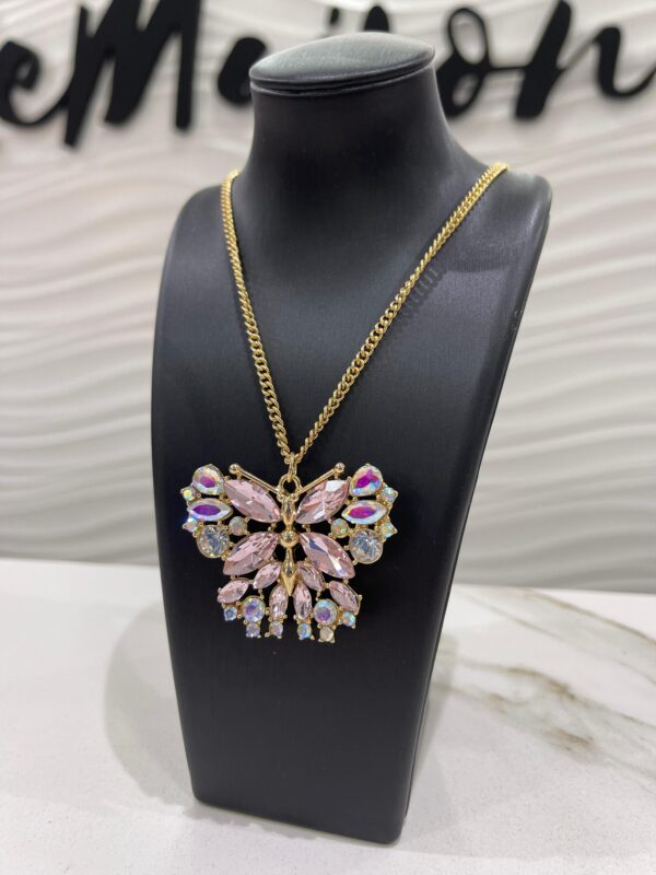 Collar Akira con mariposa en cristales