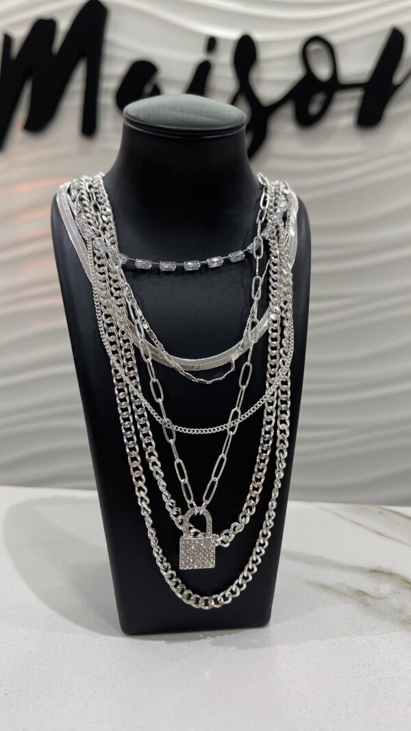 Collar Akira plata 7 cadenas con candado en cristales