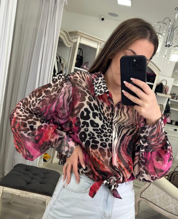 Camisa Guess de gaza animal print rosa