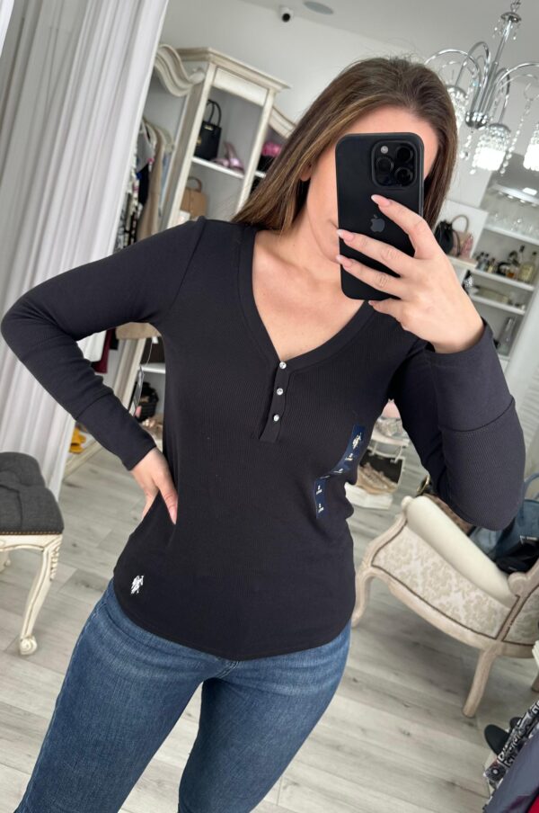 Remera Polo escote V manga larga