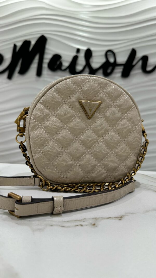 Bandolera Guess redonda matelaseada beige