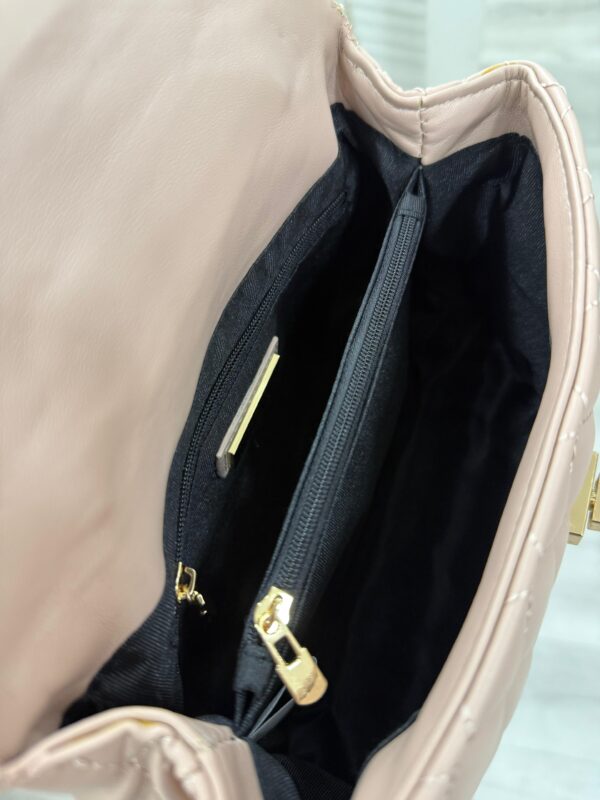Cartera Urban rosa con cadena dorada - Imagen 2