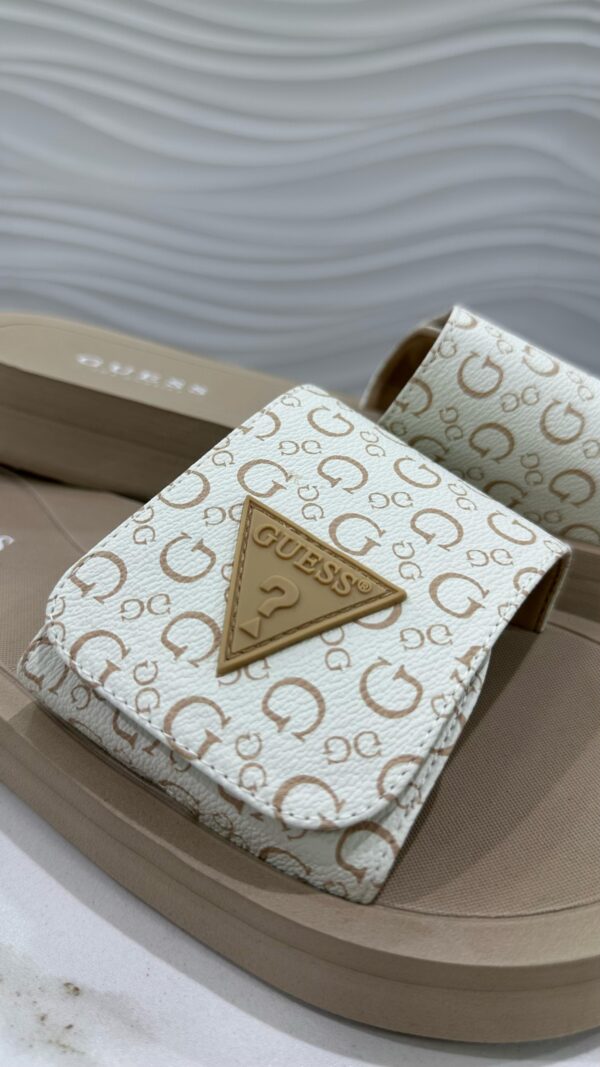 Chancla Guess plataforma plana - Imagen 2