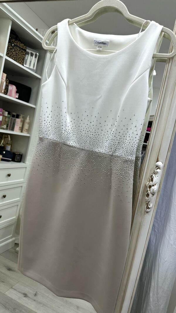Vestido Calvin Klein Jackie combinado con cristales