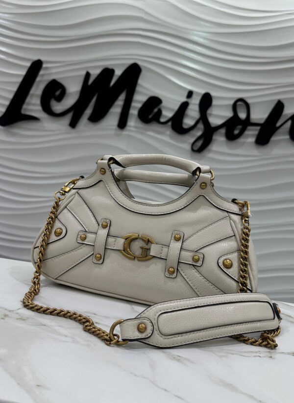 Cartera Guess manteca mediana con herrajes de bronce