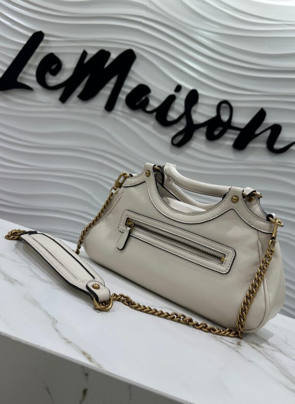 Cartera Guess manteca mediana con herrajes de bronce - Imagen 2