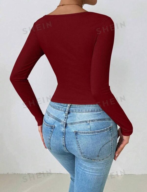Remera Shein con botones en el escote - Imagen 2