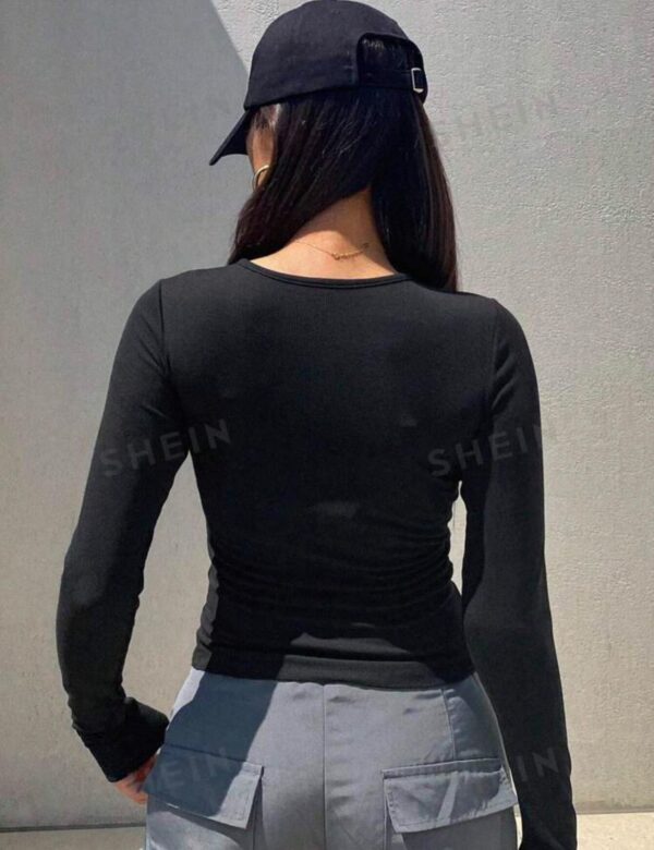 Remera Shein con botones en el escote - Imagen 2