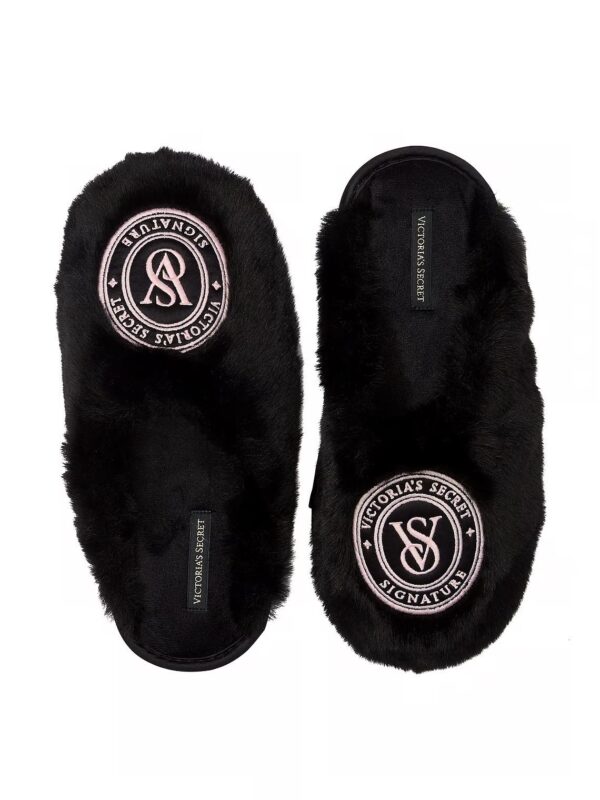 Pantuflas negras con logo rosa