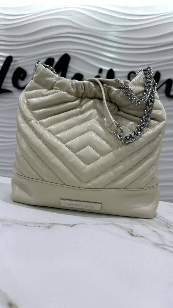 Cartera Armani Exchange manteca con cadena plata