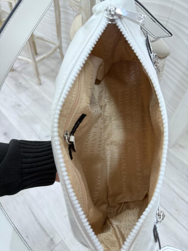 Cartera Armani Exchange blanca y herrajes plata - Imagen 2