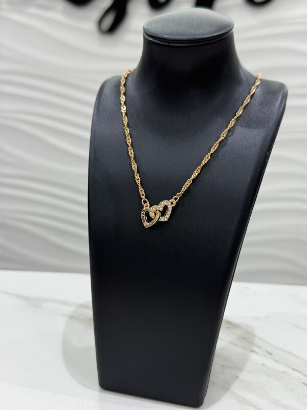 Collar Guess dos crazones entrelazados
