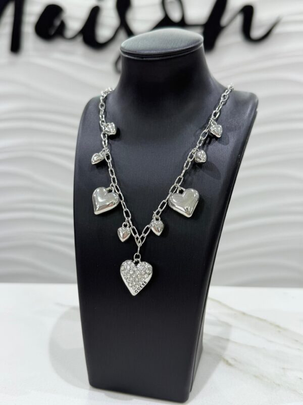 Collar Guess plata con corazones cristales