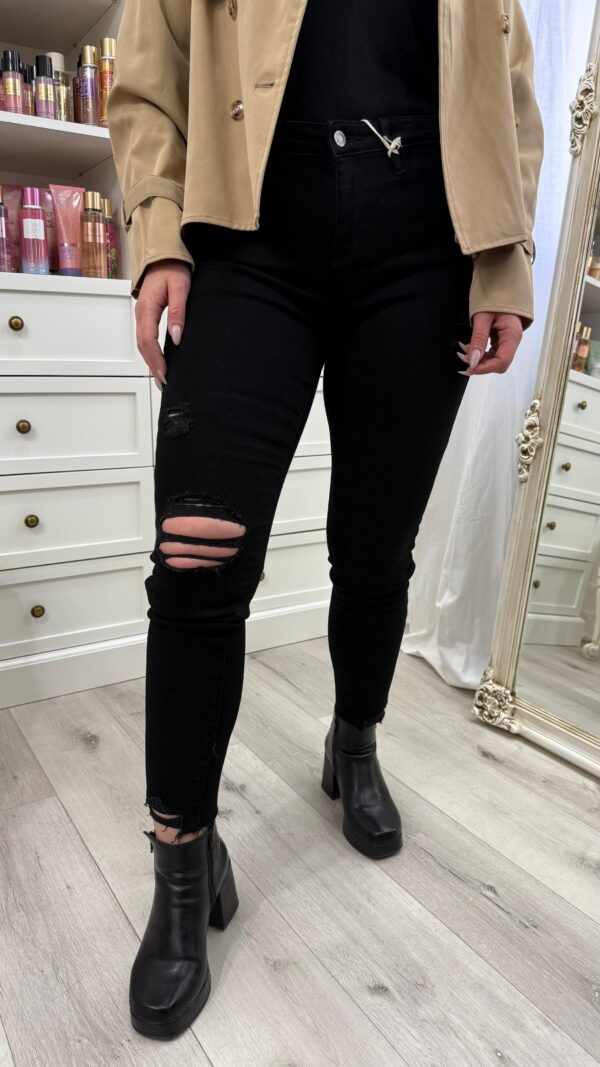 Jean Guess negro con roturas
