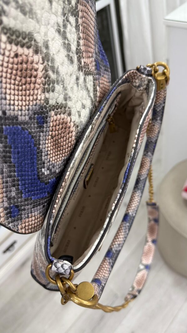 Cartera Guess reptil de varios tonos - Imagen 3