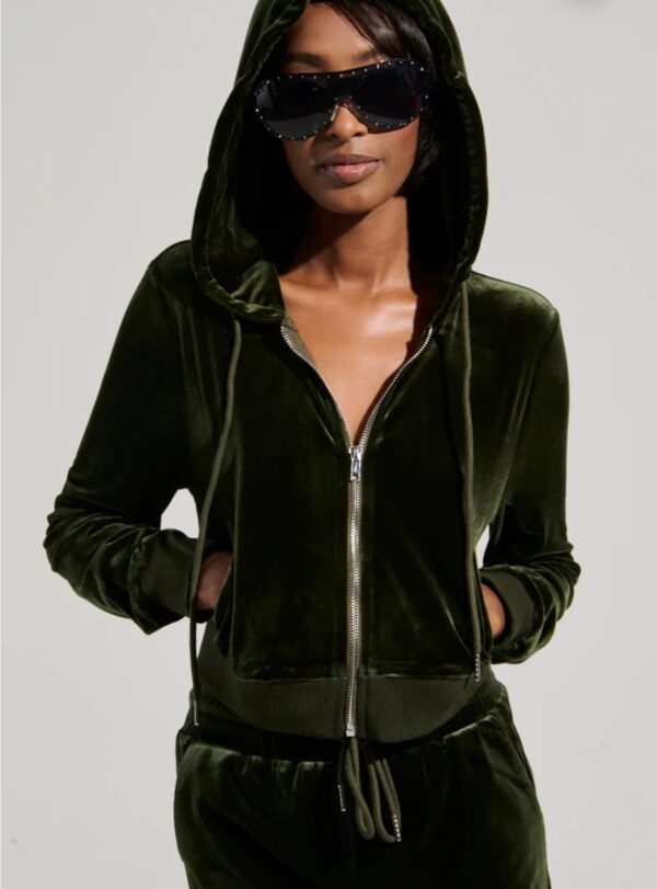 Campera Akira verde de plush con capucha y cristales