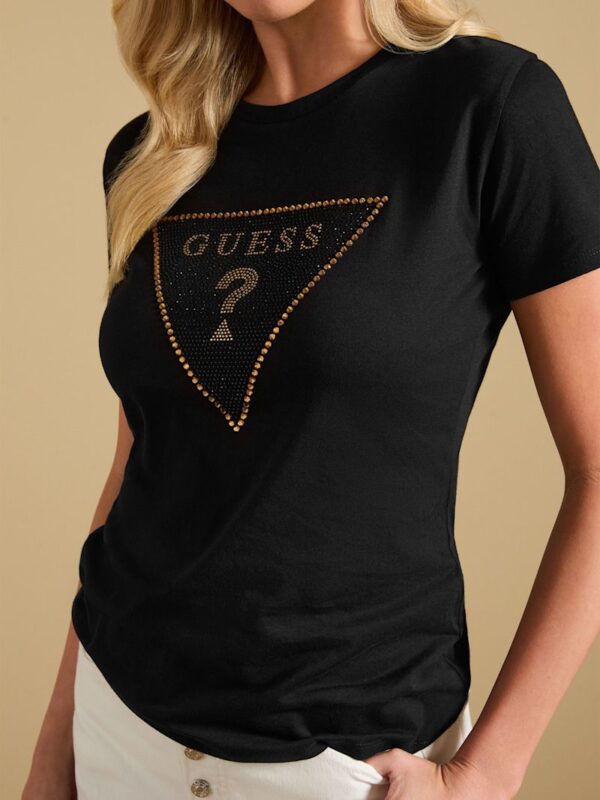 Remera Guess triángulo dorado con cistales