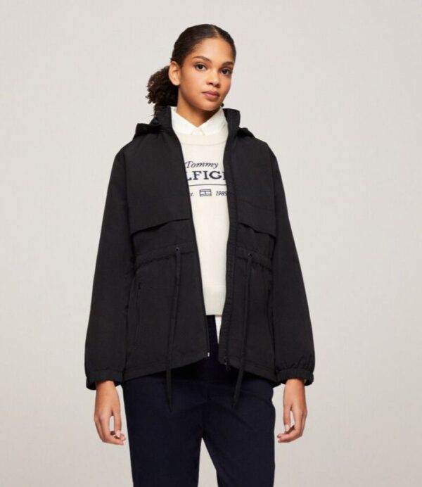Piloto Tommy Hilfiger con capucha y cierre sin cinto