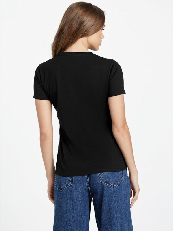 Remera Guess triángulo dorado con cistales - Imagen 4