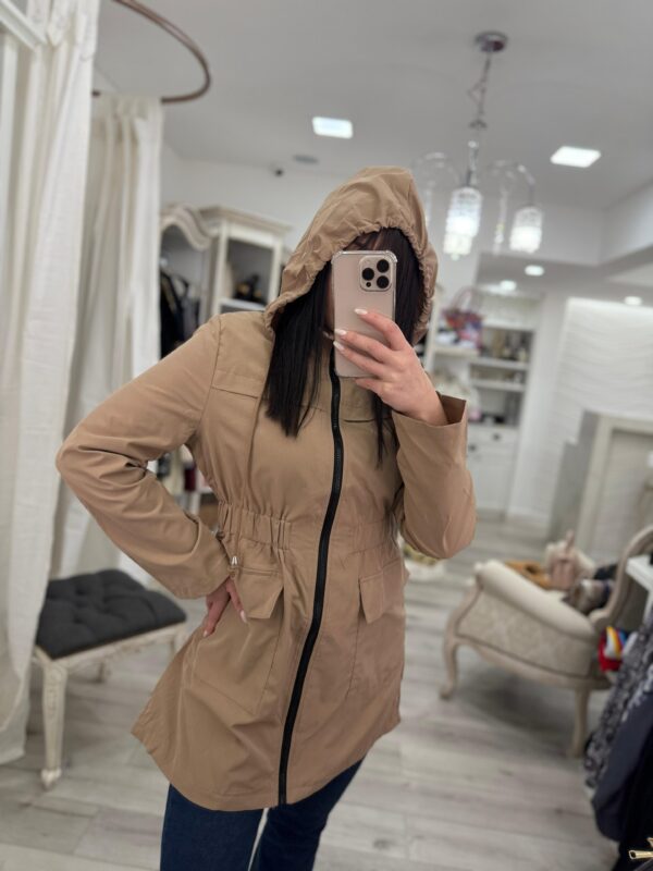 Piloto Emery Rose camel corte en cintura