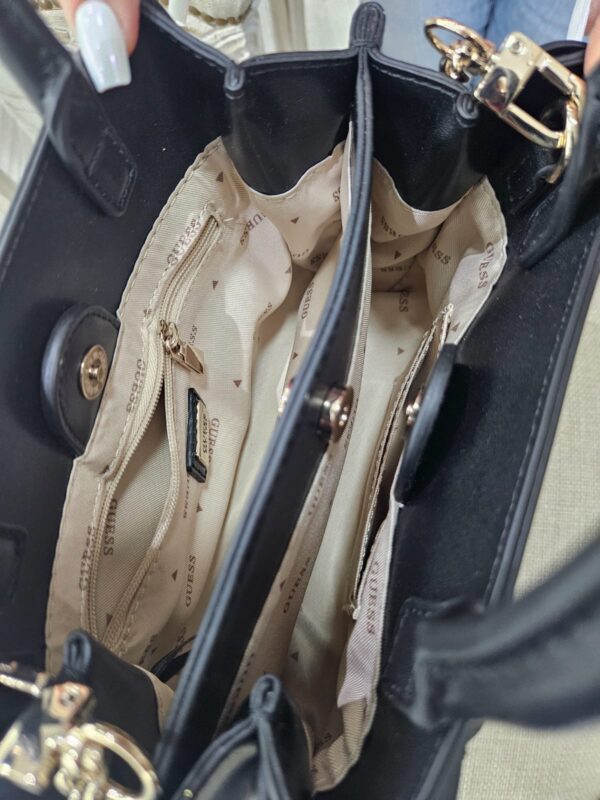 Cartera Guess mini negra con logo en dorado - Imagen 2