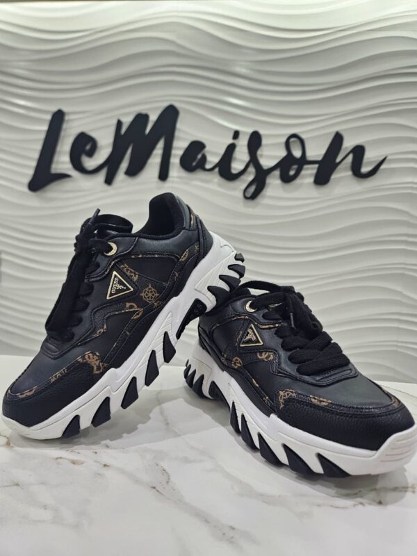 Zapatillas Guess negras con logos beige