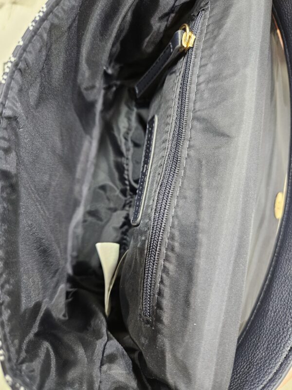 Bandolera Birkin Tommy Hilfiger azul con logos blancos - Imagen 2