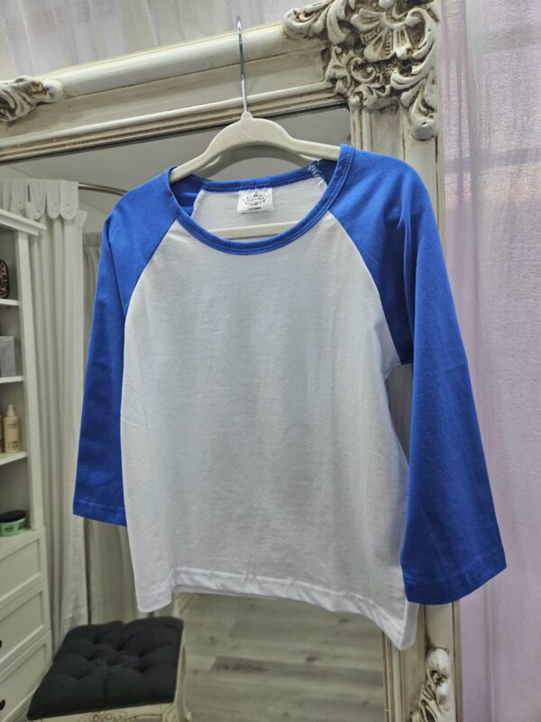 Remera blanca y azul