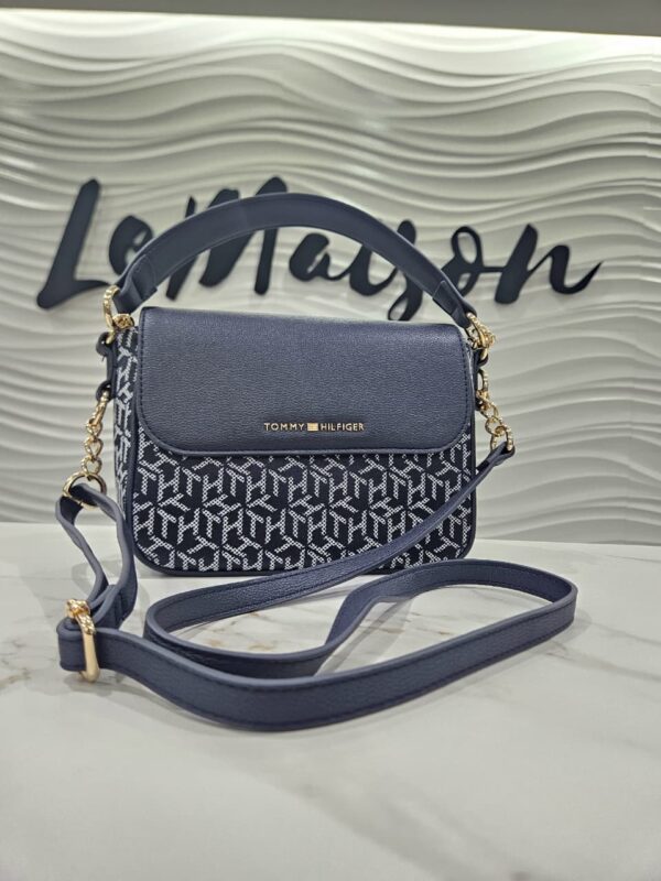 Bandolera Birkin Tommy Hilfiger azul con logos blancos
