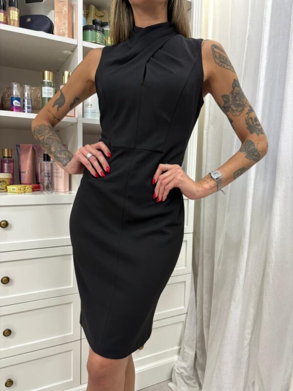 Vestido Calvin Klein estilo Jackie con cuello cruzado